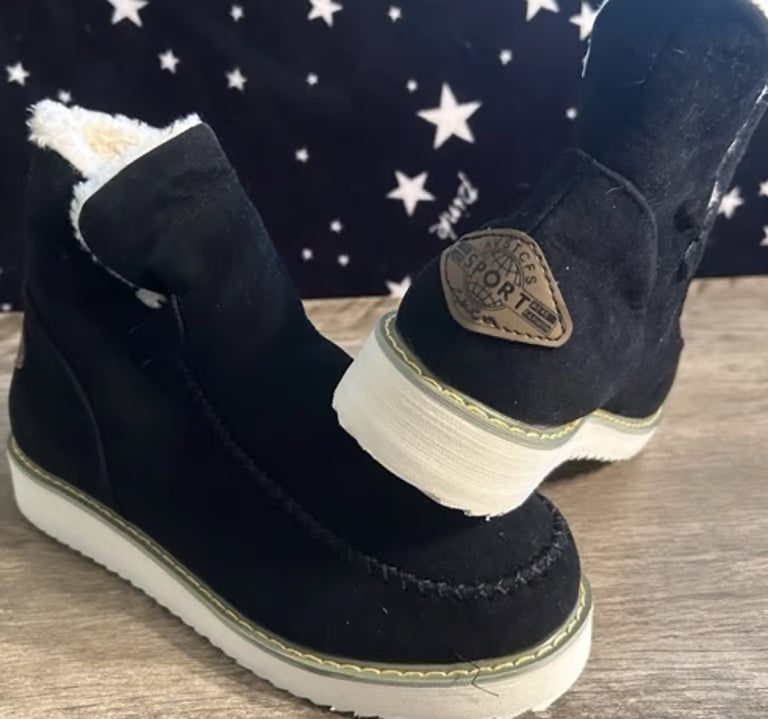 black AVSTCFS or Stunahome classic non-slip ankle snow booties with a faux fur